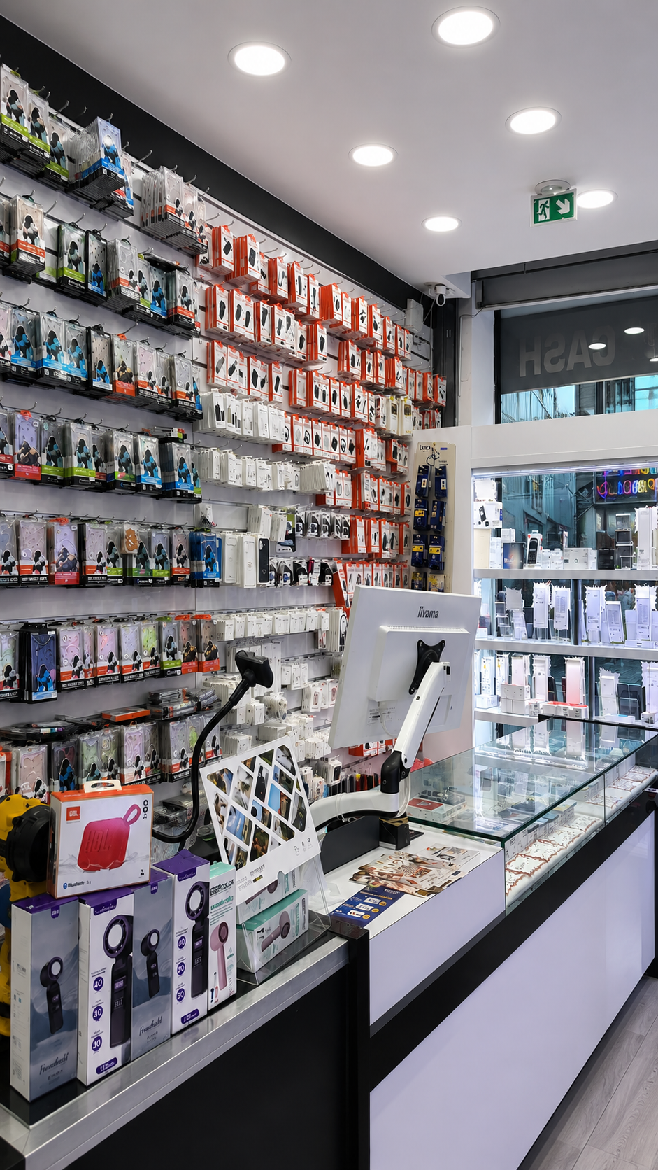 Intérieur de la boutique TELLIE 1 avec téléphones et accessoires