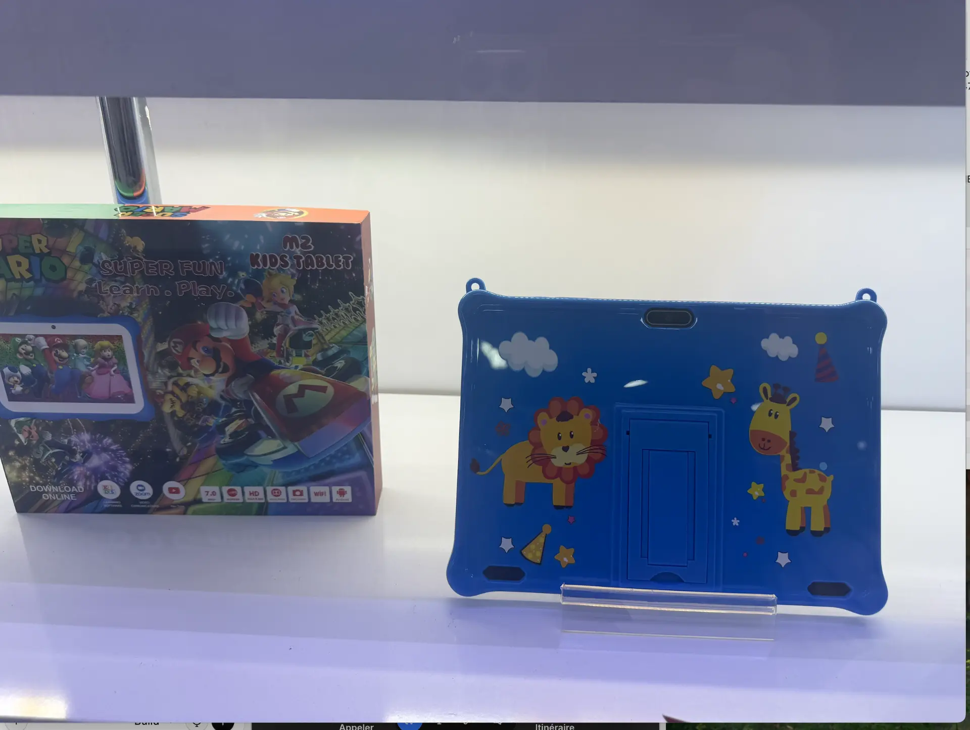 Tablette pour enfants avec coque de protection bleue en vitrine